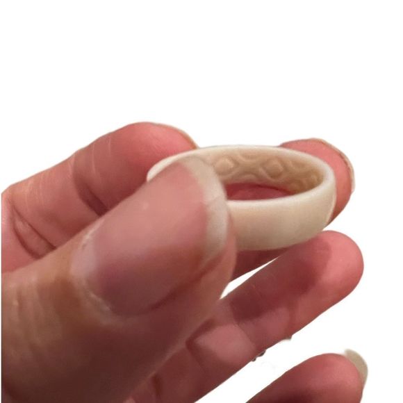 Ivory cream silicone band 8.5 - Picture 3 of 4